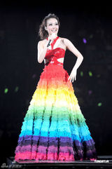 组图：容祖儿香港红馆开唱 与舞伴亲密不尴尬