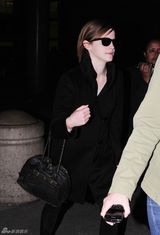 高清组图：艾玛-沃特森现身机场黑色大衣搭潮包