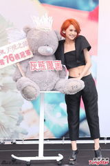 组图：杨丞琳红发抢镜 大秀小蛮腰粉丝饱眼福