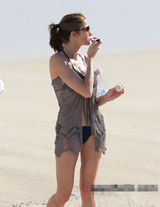 组图：超模史蒂芬妮海滩咸湿 深蓝比基尼秀八字奶