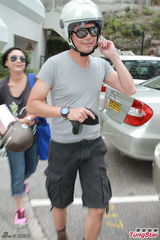 组图：应采儿剖腹诞男婴 谢天华等入院探望