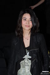 组图：郑伊健开唱秀肌肉与女模热舞 蒙嘉慧现身支持