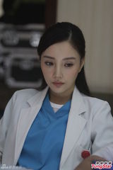 组图：贾乃亮上海拍戏 李小璐甘当绿叶