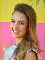 组图:儿童选择奖红毯  暮光女秀美腿钱妞变绅士