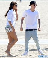组图：比伯与新模特女友海边嬉戏 不顾裤子滑落