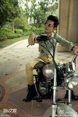 组图：《淑女之家》陈翔骑古董摩托一圆警察梦