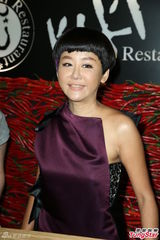 组图：蓝心湄高开衩风骚露半乳 舒淇清新白裙