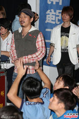 组图：方文山拍电影变开朗 许雅涵成小粉丝取经