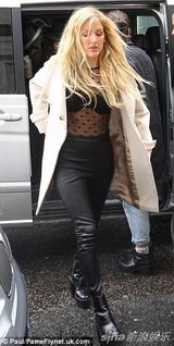 组图：艾丽-高登穿透视装超自信 黑色胸衣全露