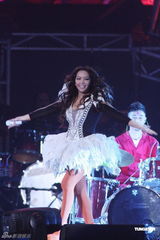 组图：周杰伦张惠妹同穿红裤默契对唱