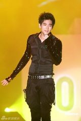 幻灯组图：萧敬腾着铆钉皮衣献唱 卢广仲瑶瑶泯恩仇