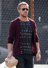 组图：瑞恩-高斯林街拍 酒红色开衫毛衣搭牛仔裤