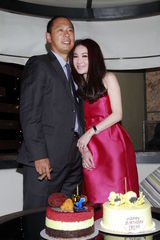 组图：温碧霞庆生与老公接吻秀甜蜜