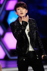 组图：陈翔李准基录制《大本营》后台合影曝光