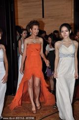 组图：蔡少芬产后胸围激增 爆乳大秀性感