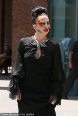 组图：LadyGaga中空秀八字奶 脸上涂鸦鬼魅十足