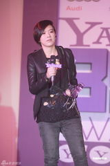 组图：中韩明星齐聚搜寻人气大奖颁奖礼  