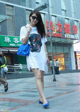 组图：贾青街拍骷髅头图案上衣搭潮包