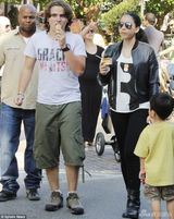 组图：杰克逊长子与公主女友吃冰激凌秀甜蜜