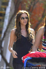 组图：贝嫂吊带装携三子玩耍 大儿子变空中飞人