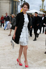 组图：林志玲助阵巴黎时装周 荷叶边礼服宛若天仙