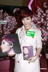 组图：梁静茹签唱会性感迷人 不急造人事业为重 