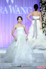 组图：陈思璇穿婚纱沾喜气 期待海岛婚礼