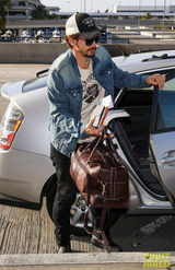 组图：詹姆斯弗兰克潮装打扮 帅气现身机场