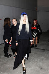 组图：尚雯婕六度受邀时装周 银发魔女造型亮眼