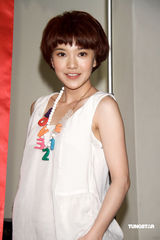 高清图集：郭采洁忙出内伤 抱伤录音泪洒当场