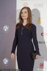 组图：法国著名女星于佩尔蓝裙优雅现身