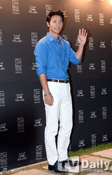 组图：神话金烔完出席活动 豹纹紧身T显霸气