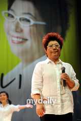 组图：韩女歌手杨熙恩举行出道40年音乐剧发布会