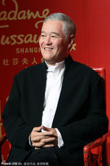 组图：赵本山蜡像登上海杜莎馆 被搞笑问春晚