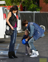 组图：比伯抱孩子有模有样 提前享受“亲子”时光