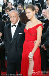 组图：C罗超模女友戛纳走秀展玉腿深沟