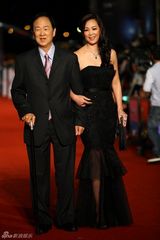 组图：金马红毯群星闪耀 舒淇深V亮胸性感爆棚