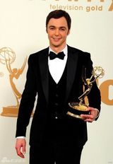 组图：艾美奖后台 “谢耳朵”吉姆-帕森斯高举奖杯