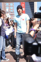 组图：村上隆发起赈灾捐款 言承旭范玮琪积极响应