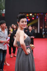 组图：陈廷嘉抹胸短裙亮相芭莎红毯