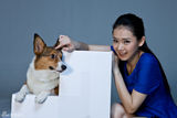 高清组图：可爱戚薇与爱犬同登杂志封面