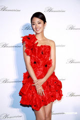 幻灯图集：桂纶镁斜肩裙美艳 蔡健雅宝蓝装优雅