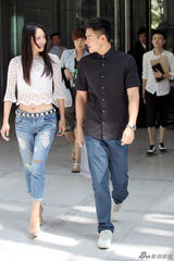 组图：白百何韩国宣传《分手合约》 露脐装俏丽