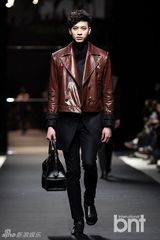 组图：韩星金宇彬郑京浩等献华丽T台秀