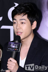 组图：2PM泽演苏怡贤新剧发布亲密黑白配