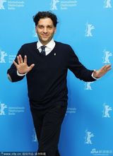 组图：《采铁人生命中的一页》首映 主演抱小孩