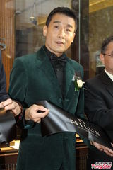 组图：梁家辉沪上吸金 私下被彭于晏叫“爹地”