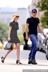 组图：邓斯特与男友享午后时光 印花紧身裙闪亮迷人