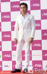 组图：全智贤性感亮相电影节红毯 女星走光露底