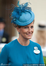 组图：英国皇家赛马会举行 众名媛捧场帽美如花